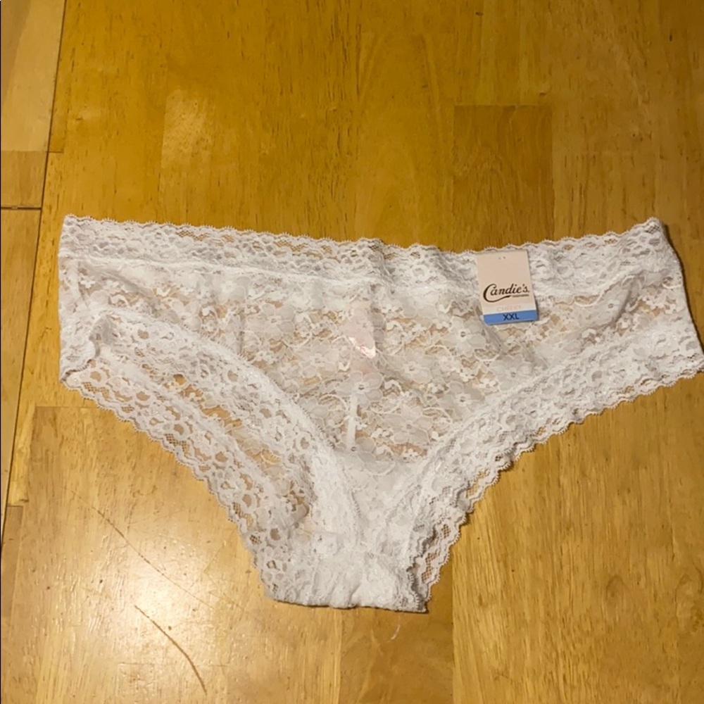 White lace cheeky thong NWT